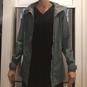Columbia lightweight rain jacket w hood sz S